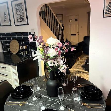 Vila Beautiful House Off-Road Free Parking Farnworth Exteriér fotografie