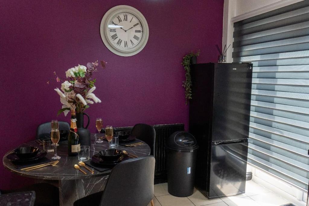 Vila Beautiful House Off-Road Free Parking Farnworth Exteriér fotografie