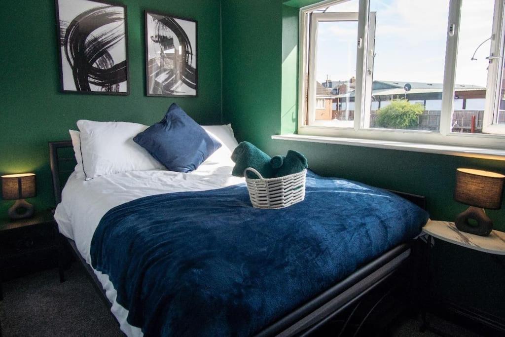 Vila Beautiful House Off-Road Free Parking Farnworth Exteriér fotografie
