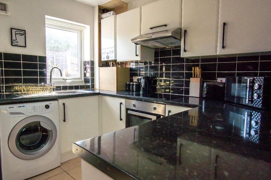 Vila Beautiful House Off-Road Free Parking Farnworth Exteriér fotografie