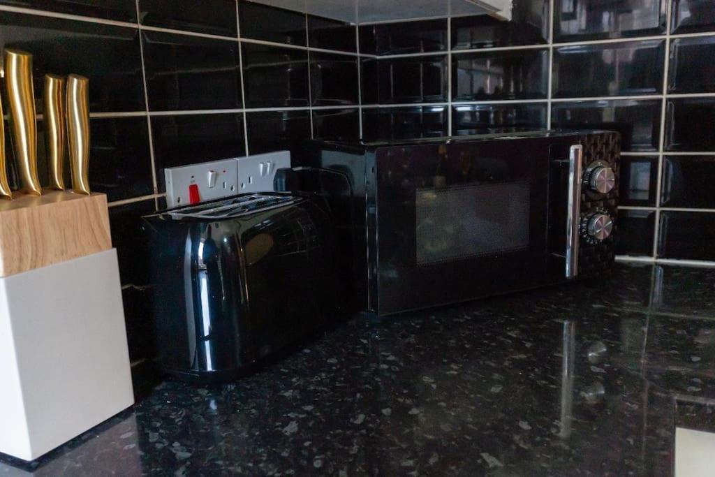 Vila Beautiful House Off-Road Free Parking Farnworth Exteriér fotografie